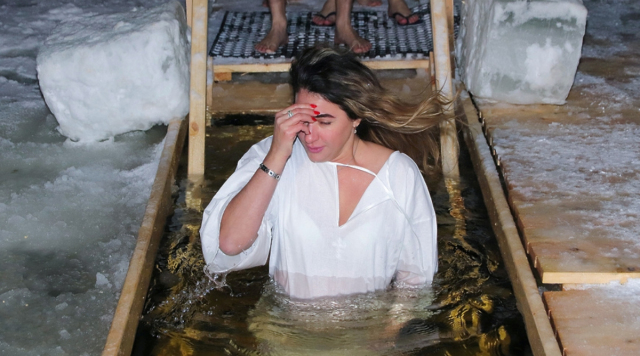 “Tắm băng” ở Nga giúp tăng cường sức khoẻ, anh em Việt Nam xem xong toát mồ hôi lạnh.